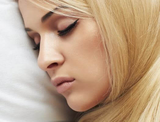 What Happens if You Sleep with Mascara on? (&amp; Is It Okay)